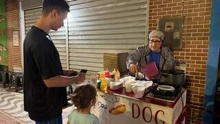 Tem gente que atravessa cidade pelo hot-dog de R$ 9 e a amizade de C&eacute;lia