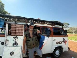 Esmerilo troca vida de bancário por arte e viaja o Brasil na Kombi Zeza Esmerilo troca vida de bancário por arte e viaja o Brasil na Kombi Zeza