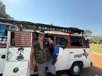 Esmerilo troca vida de banc&aacute;rio por arte e viaja o Brasil na Kombi Zeza