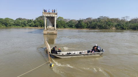 Corpo de caminhoneiro &eacute; encontrado ap&oacute;s ponte desabar no Rio Taquari