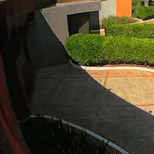 Homem usa carro para destruir port&atilde;o de motel ao se recusar a pagar d&iacute;vida