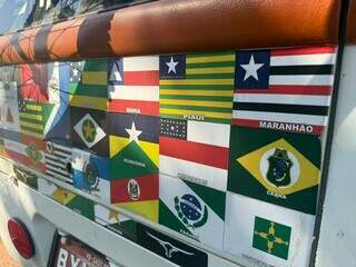 Esmerilo troca vida de bancário por arte e viaja o Brasil na Kombi Zeza Esmerilo troca vida de bancário por arte e viaja o Brasil na Kombi Zeza