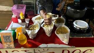 Tem gente que atravessa cidade pelo hot-dog de R$ 9 e a amizade de C&eacute;lia
