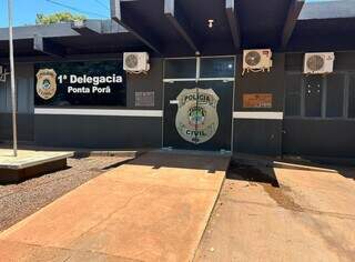 Morador ouve barulho no quintal e encontra homem morto na calçada Morador ouve barulho no quintal e encontra homem morto na calçada
