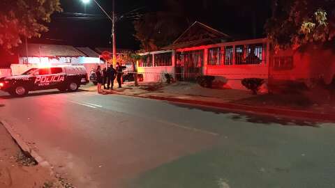 Homem &eacute; morto e outro baleado na cabe&ccedil;a por dupla em ataque sequencial