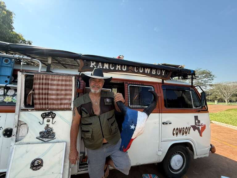 Esmerilo troca vida de bancário por arte e viaja o Brasil na Kombi Zeza