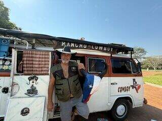Esmerilo troca vida de bancário por arte e viaja o Brasil na Kombi Zeza