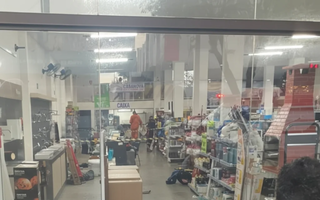Suspeito de matar vendedor foi preso em mata com pistola usada no crime Suspeito de matar vendedor foi preso em mata com pistola usada no crime