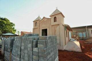 Igreja de Tia Eva renasce com arruda, mangueira e hist&oacute;rias no quintal
