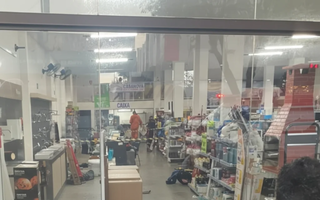 Atirador invade loja e mata vendedor de 26 anos durante expediente Atirador invade loja e mata vendedor de 26 anos durante expediente