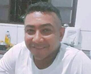 Morre ex-militar baleado na cabeça ao ser confundido com o irmão Morre ex-militar baleado na cabeça ao ser confundido com o irmão
