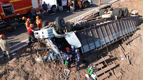 Caminh&atilde;o com gado tomba na BR-262 e deixa motorista preso &agrave;s ferragens