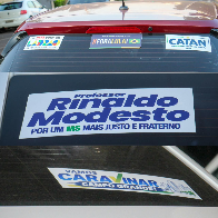 Carro n&atilde;o &eacute; santinho: Justi&ccedil;a Eleitoral e seguros colocam limites nos adesivos