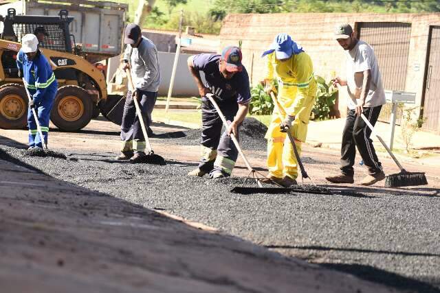 Prefeitura refor&ccedil;a equipes e tapa at&eacute; 1.516 buracos por dia em Campo Grande