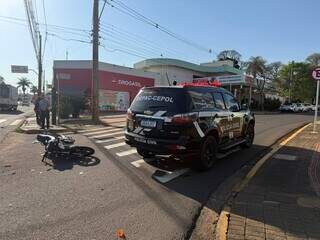 Colisão entre moto e viatura da Polícia Civil deixa trânsito lento Colisão entre moto e viatura da Polícia Civil deixa trânsito lento