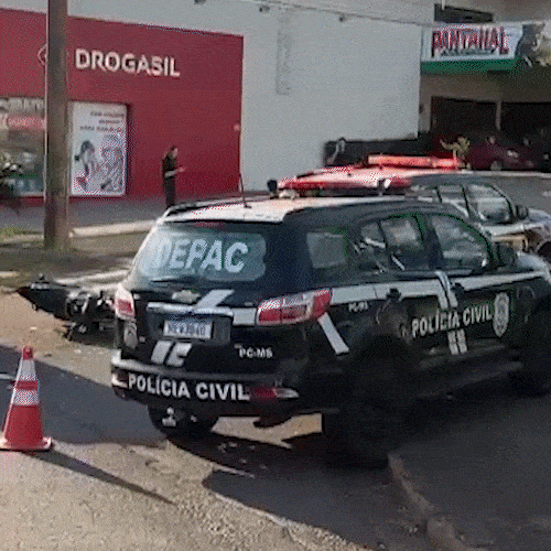 Colis&atilde;o entre moto e viatura da Pol&iacute;cia Civil deixa tr&acirc;nsito lento