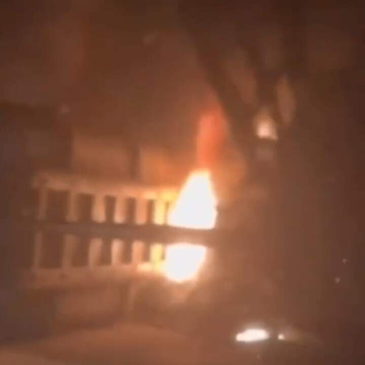 Image for Carreta tomba sobre carro, pega fogo e deixa ao menos 5 mortos