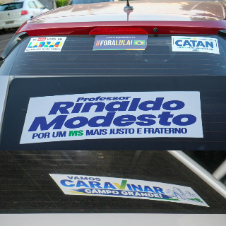 Carro n&atilde;o &eacute; santinho: Justi&ccedil;a Eleitoral e seguros colocam limites nos adesivos