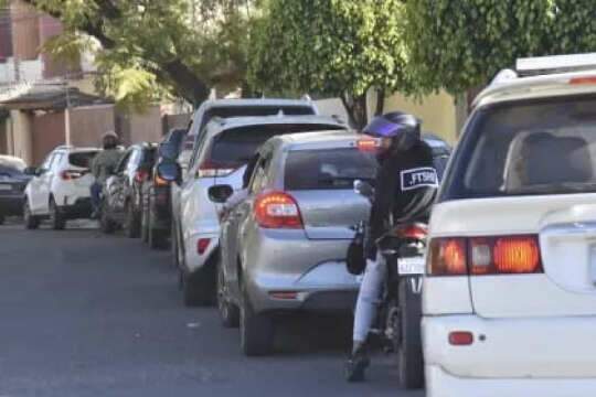 Do lado boliviano da fronteira, motoristas enfrentam filas por combust&iacute;vel