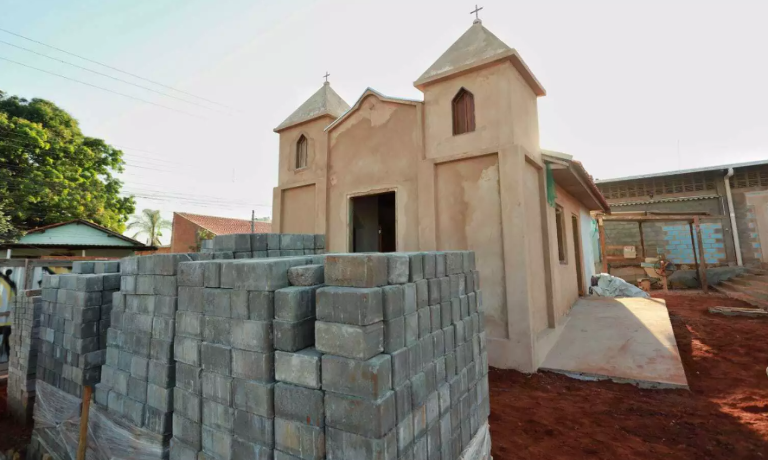 Igreja de Tia Eva renasce com arruda, mangueira e histórias no quintal