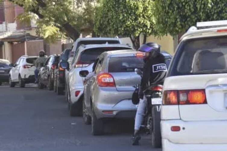 Image for Do lado boliviano da fronteira, motoristas enfrentam filas por combustível
