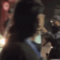 Pol&iacute;cia usa g&aacute;s e spray para dispersar p&uacute;blico na 14