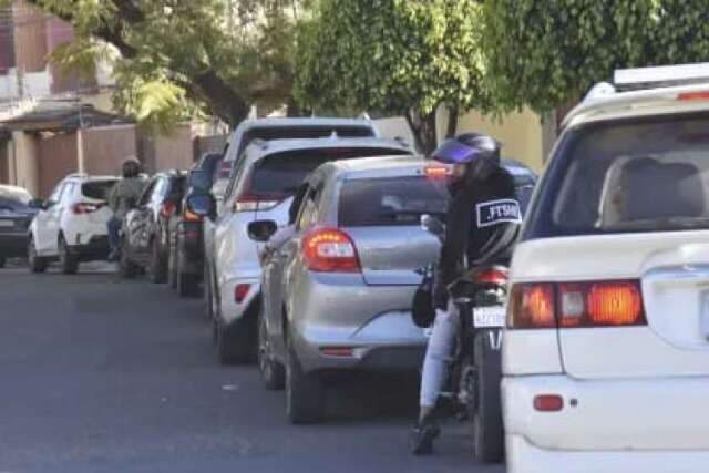 Do lado boliviano da fronteira, motoristas enfrentam filas por combust&iacute;vel