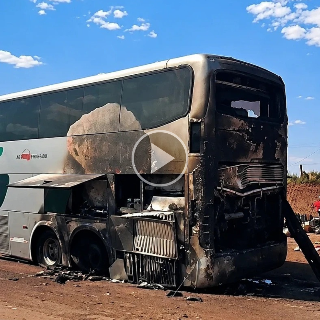 Traseira de &ocirc;nibus pega fogo durante viagem em Jaraguari na BR-163