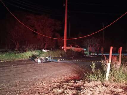 Condutor perde o controle da moto e morre ap&oacute;s atingir poste