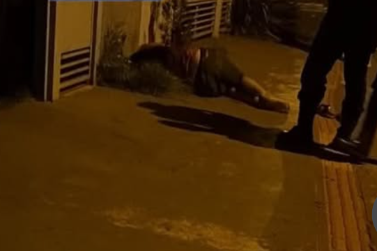 Homem fica em estado grav&iacute;ssimo ao ser baleado e tem moto incendiada
