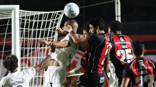 Vitória supera Botafogo sob chuva e sobe para 12º lugar no Brasileirão Vitória supera Botafogo sob chuva e sobe para 12º lugar no Brasileirão