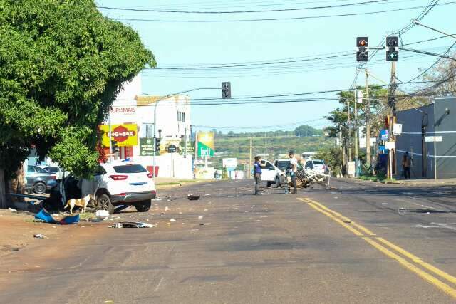 Acidente em cruzamento termina com muro de casa e ve&iacute;culos destru&iacute;dos