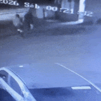 Trio invade secretaria, espanca vigilante e rouba dois carros