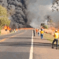Acidente entre 2 carretas e carro fecha BR-163 e deixa feridos