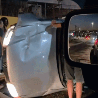 Carro &eacute; fechado, sobe em meio-fio e tomba na Av. Mascarenhas