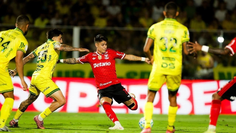 Flamengo goleia Mirassol e fica a tr&ecirc;s pontos da lideran&ccedil;a do Brasileir&atilde;o