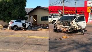 Acidente em cruzamento termina com muro de casa e veículos destruídos Acidente em cruzamento termina com muro de casa e veículos destruídos