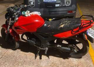 Dupla suspeita de matar adolescente de 14 anos é presa com arma e moto do crime Dupla suspeita de matar adolescente de 14 anos é presa com arma e moto do crime