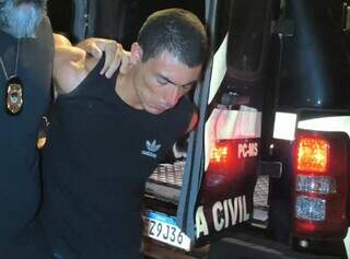 Piloto de moto usada na execução de jovem em garagem é preso Piloto de moto usada na execução de jovem em garagem é preso