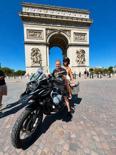 Após tensão no Canadá, Celinho e sua BMW chegam a Paris Após tensão no Canadá, Celinho e sua BMW chegam a Paris