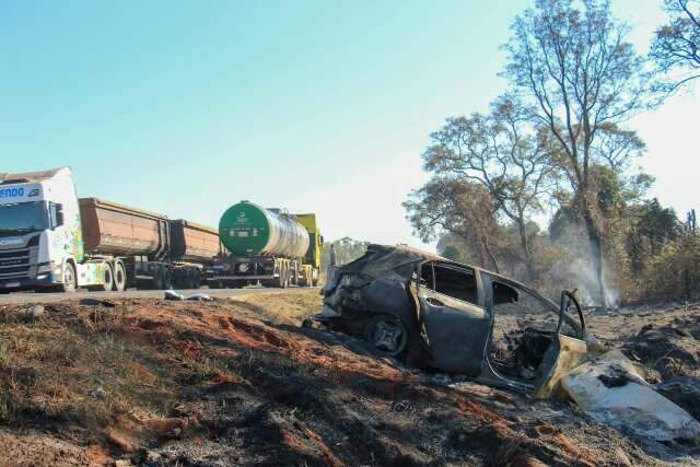 Ultrapassagem proibida provocou acidente com 4 mortes e cinco ve&iacute;culos na BR-163