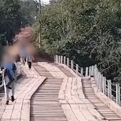 Crian&ccedil;as se arriscam para ir &agrave; escola passando uma por vez em ponte interditada 