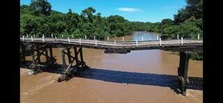 Crian&ccedil;as se arriscam para ir &agrave; escola passando uma por vez em ponte interditada 