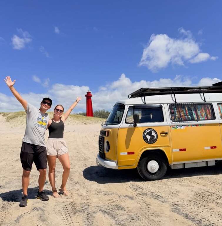 Casal abandonou escritório para ser feliz na estrada e morar em Kombi