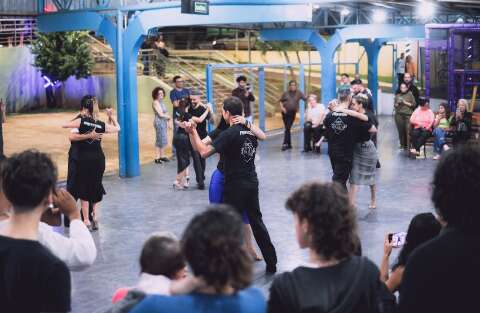 Caf&eacute; com Tango re&uacute;ne aul&atilde;o, baile e m&uacute;sica ao vivo nesta ter&ccedil;a-feira 