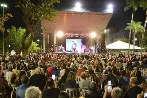 Seresta embala a Pra&ccedil;a do R&aacute;dio com m&uacute;sica que atravessa gera&ccedil;&otilde;es