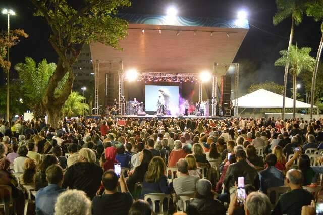 Seresta embala a Pra&ccedil;a do R&aacute;dio com m&uacute;sica que atravessa gera&ccedil;&otilde;es
