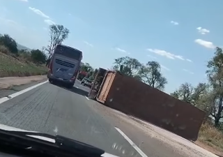 Um dia ap&oacute;s trag&eacute;dia com 4 mortos, novo acidente causa lentid&atilde;o na BR-163