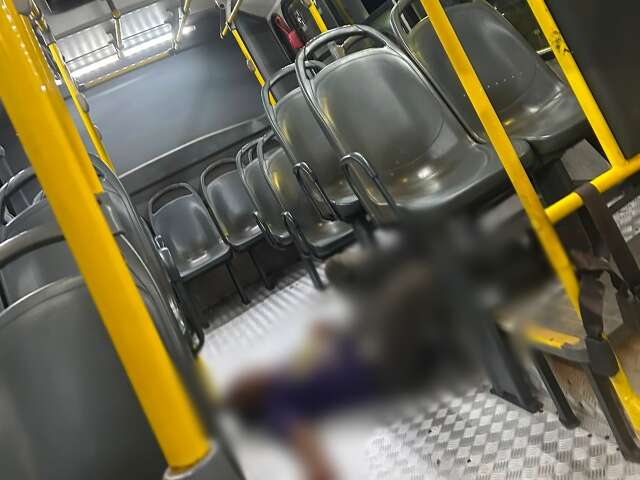 Passageiro desmaia e fica ca&iacute;do entre bancos de &ocirc;nibus na Afonso Pena