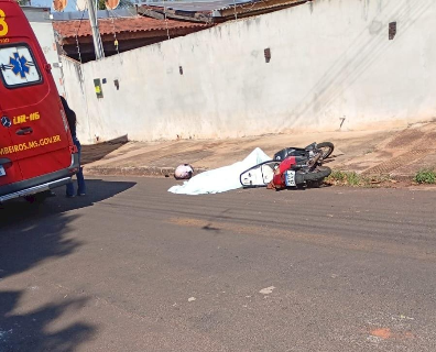 Cozinheira de asilo morre em acidente entre caminh&atilde;o e moto